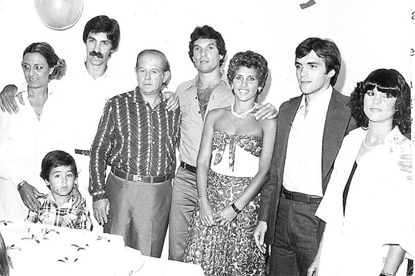 Esta foto é realmente histórica: Foi tirada há uns 35 anos, na residência da família Garcia, provavelmente na festa de aniversário do então garotão Helinho. Aparecem, da esquerda para a direita: Maria Helena e o marido Hélio Rubens, com o filho Helinho, a